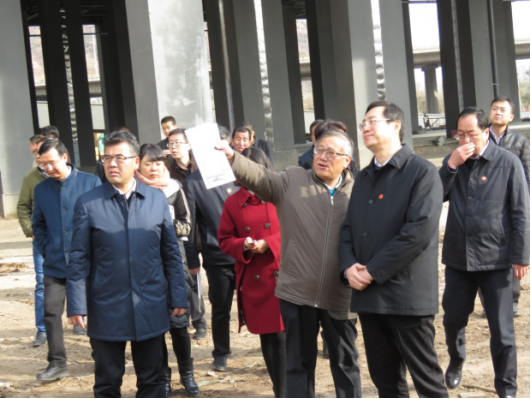 省委常委、西寧市委書記王曉在青海省物產(chǎn)集團(tuán)總公司黨委書記、總經(jīng)理王玉輝陪同下，深入青海物產(chǎn)朝陽物流園區(qū)。