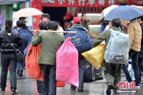 聚焦春節(jié)“恐歸族”：近鄉(xiāng)情怯，恐懼何來(lái)？(圖)